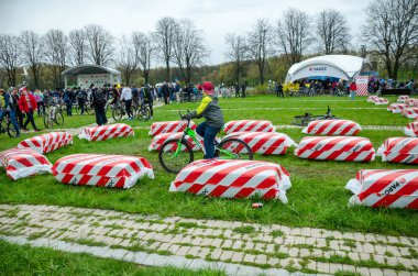Belarus, Minsk - 30 Nisan 2016: Minsk merkezi sokaklarında yıllık bisiklet karnaval barındırılan 