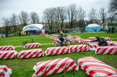 Belarus, Minsk - 30 Nisan 2016: Minsk merkezi sokaklarında yıllık bisiklet karnaval barındırılan 