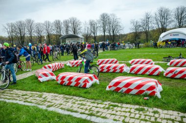 Belarus, Minsk - 30 Nisan 2016: Minsk merkezi sokaklarında yıllık bisiklet karnaval barındırılan 