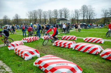 Belarus, Minsk - 30 Nisan 2016: Minsk merkezi sokaklarında yıllık bisiklet karnaval barındırılan 