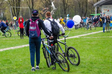 Belarus, Minsk - 30 Nisan 2016: Minsk merkezi sokaklarında yıllık bisiklet karnaval barındırılan 