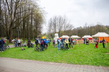 Belarus, Minsk - 30 Nisan 2016: Minsk merkezi sokaklarında yıllık bisiklet karnaval barındırılan 