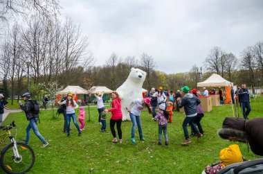 Belarus, Minsk - 30 Nisan 2016: Minsk merkezi sokaklarında yıllık bisiklet karnaval barındırılan 