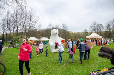 Belarus, Minsk - 30 Nisan 2016: Minsk merkezi sokaklarında yıllık bisiklet karnaval barındırılan 
