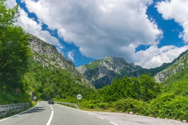 Malowniczą Podróż Wzdłuż Dróg Czarnogóry Wśród Gór Tunele — Zdjęcie stockowe