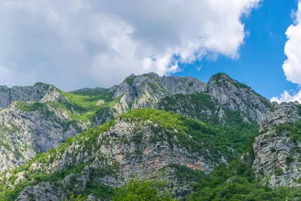 莫拉卡河沿岸峡谷中陡峭的山坡 — 图库照片