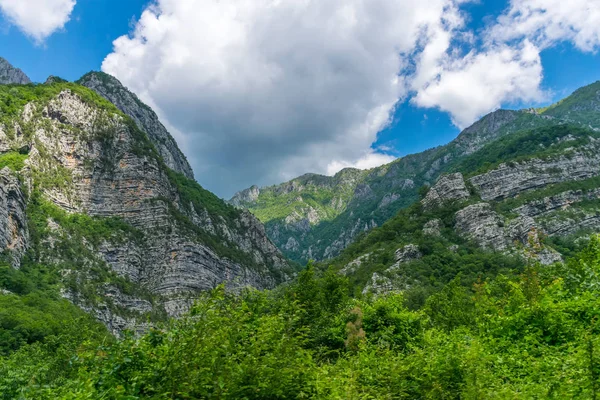 Kanyonlar Nehri Moraca Sarp Dağ Yamaçlarında — Stok fotoğraf