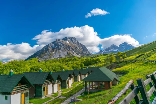 Pequenas Casas Sopé Montanha Komovi Montenegro — Fotografia de Stock