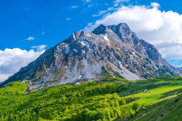 Pequenas Casas Sopé Montanha Komovi Montenegro — Fotografia de Stock