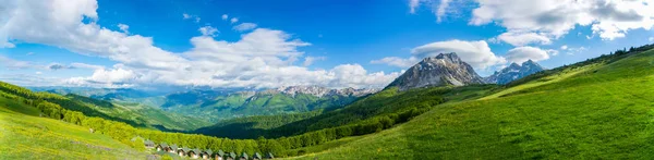 Pequenas Casas Sopé Montanha Komovi Montenegro — Fotografia de Stock