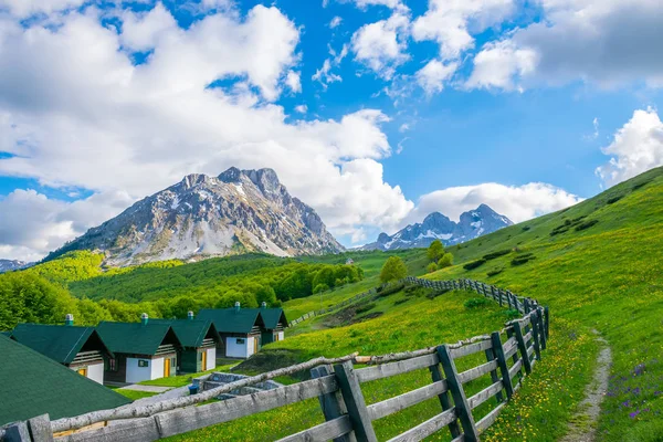 dağlar küçük kasaba Kolašin, Karadağ arasındaki vadi.