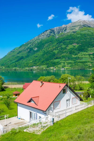 Pittoreska Sjön Plav Snöklädda Bergen Montenegro — Stockfoto
