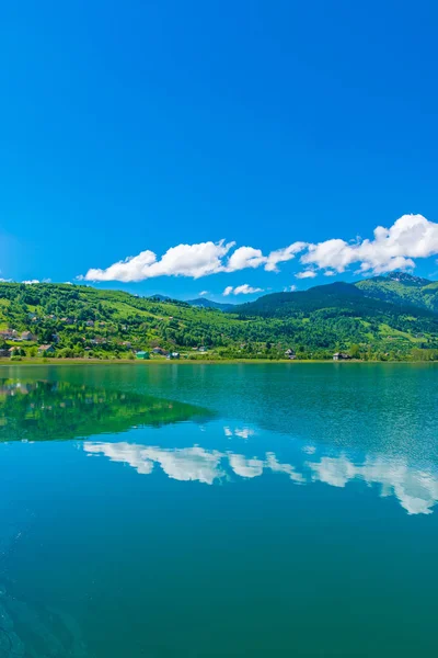 dağlar arasında Vadisi'ndeki pitoresk dağ Gölü