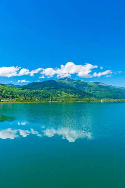 dağlar arasında Vadisi'ndeki pitoresk dağ Gölü