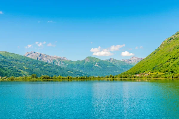 dağlar arasında Vadisi'ndeki pitoresk dağ Gölü