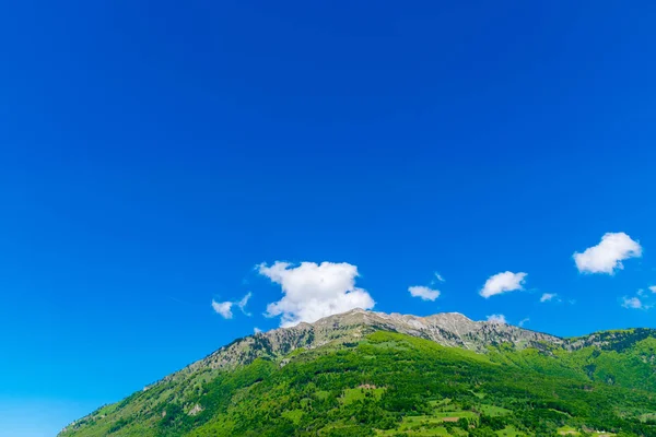 Blick Auf Den Berggipfel Vor Blauem Himmel Mit Weißen Wolken — Stockfoto