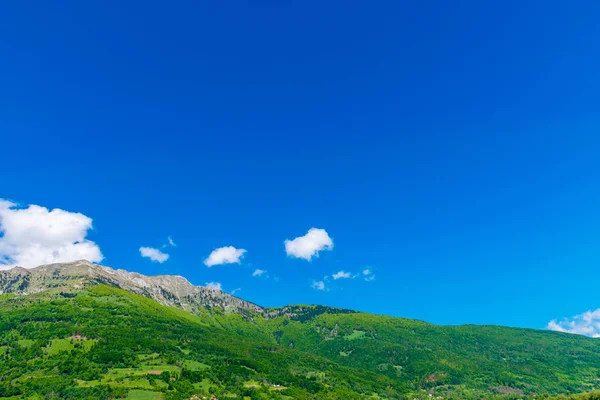 白い雲と青空の山頂の眺め — ストック写真