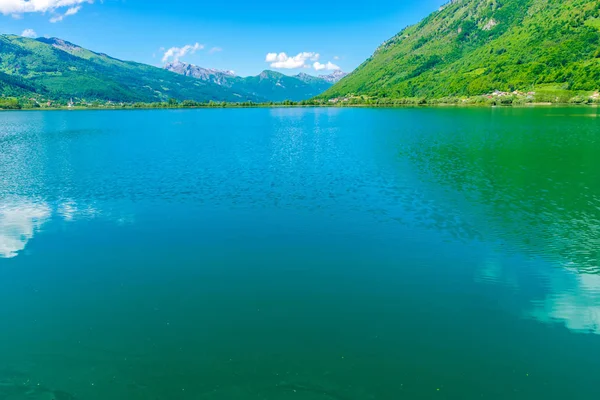 dağlar arasında Vadisi'ndeki pitoresk dağ Gölü
