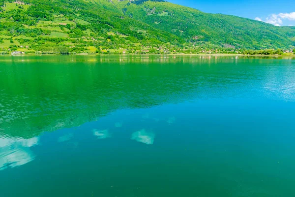 dağlar arasında Vadisi'ndeki pitoresk dağ Gölü