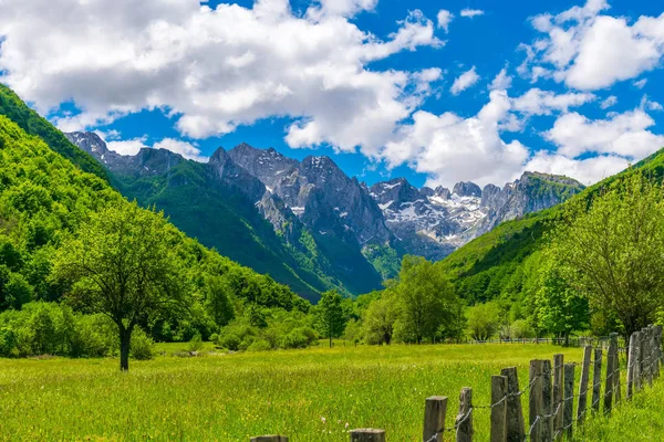 Vista Panorâmica Picos Nevados Pitorescos Altas Montanhas — Fotografia de Stock