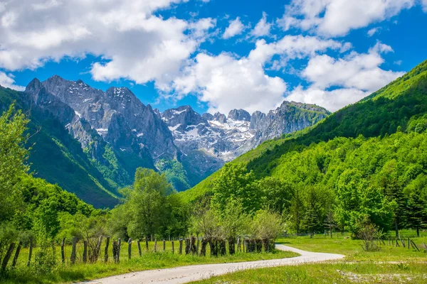 Pitoresk karlı zirveleri yüksek dağların panoramik manzaralı