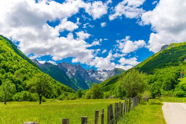 Panorámás Kilátás Nyílik Magas Hegyek Festői Havas Csúcsok — Stock Fotó