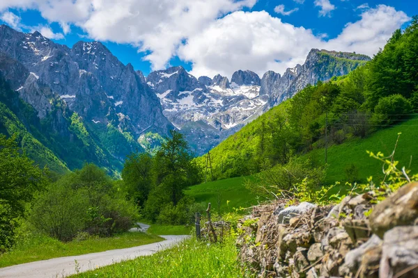 Pitoresk karlı zirveleri yüksek dağların panoramik manzaralı