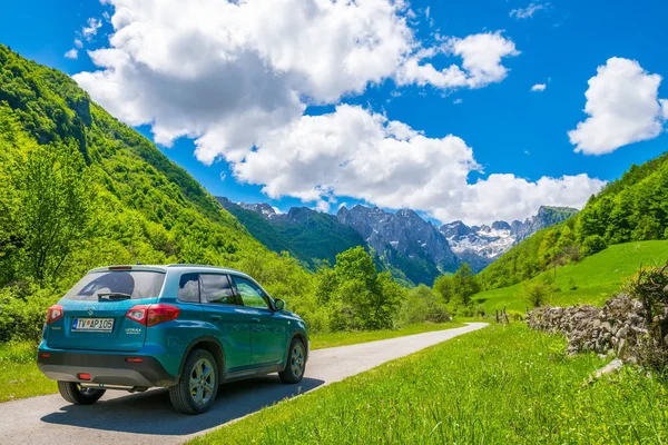 Karadağ, Prokletije dağlar - 29 Mayıs 2017: Suzuki Vitara ikinci el araba turist gezisi karla kaplı dağlara gitti.