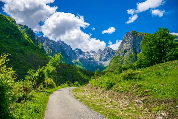 Pitoresk karlı zirveleri yüksek dağların panoramik manzaralı