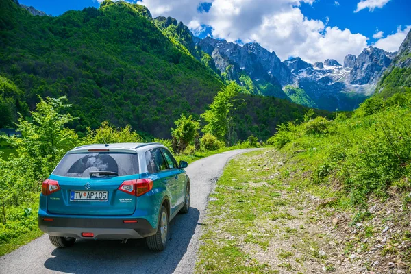 Karadağ, Prokletije dağlar - 29 Mayıs 2017: Suzuki Vitara ikinci el araba turist gezisi karla kaplı dağlara gitti.