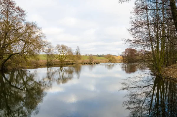 Doğal Svisloch nehir Minsk'te görünümünde kış manzarası 