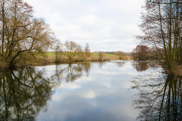 Doğal Svisloch nehir Minsk'te görünümünde kış manzarası 