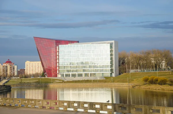 Belarus, Minsk - 29 Mart 2016: Kentsel İnşaat Mühendisliği şirket çok mağaza Binaları İnşaatı tamamlanan