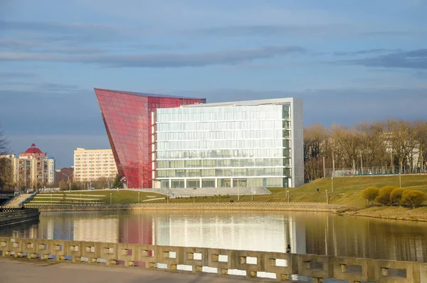 Belarus, Minsk - 29 Mart 2016: Kentsel İnşaat Mühendisliği şirket çok mağaza Binaları İnşaatı tamamlanan