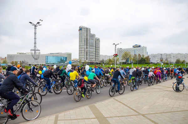 Belarus, Minsk - 30 Nisan 2016: Minsk merkezi sokaklarında yıllık bisiklet karnaval barındırılan 