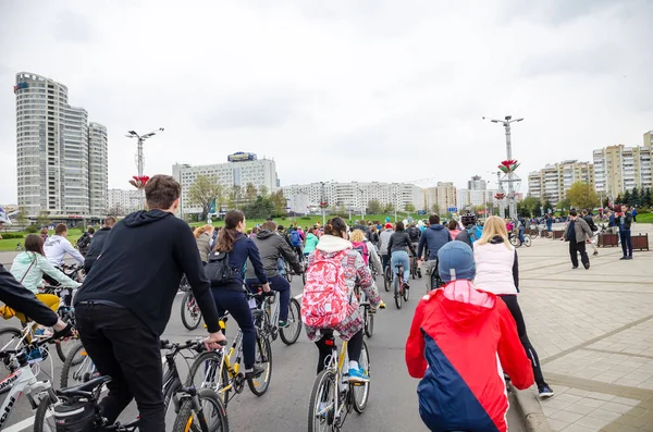 Belarus, Minsk - 30 Nisan 2016: Minsk merkezi sokaklarında yıllık bisiklet karnaval barındırılan 