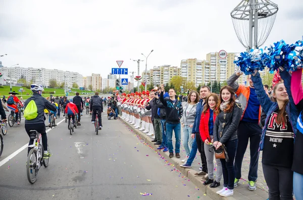 Belarus, Minsk - 30 Nisan 2016: Minsk merkezi sokaklarında yıllık bisiklet karnaval barındırılan 
