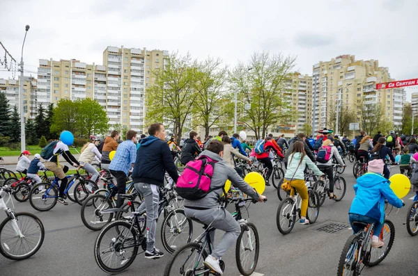 Belarus, Minsk - 30 Nisan 2016: Minsk merkezi sokaklarında yıllık bisiklet karnaval barındırılan 