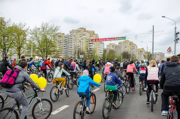 Belarus, Minsk - 30 Nisan 2016: Minsk merkezi sokaklarında yıllık bisiklet karnaval barındırılan 