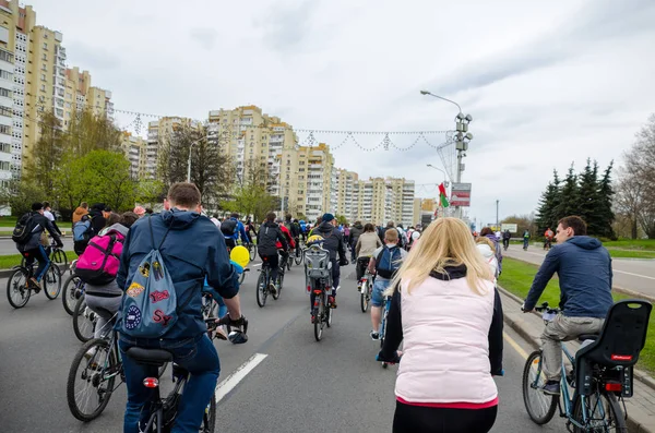 Belarus, Minsk - 30 Nisan 2016: Minsk merkezi sokaklarında yıllık bisiklet karnaval barındırılan 