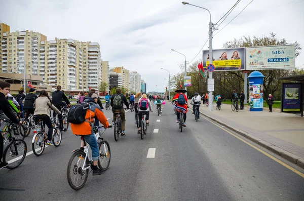 Belarus, Minsk - 30 Nisan 2016: Minsk merkezi sokaklarında yıllık bisiklet karnaval barındırılan 