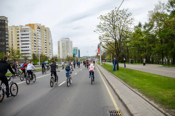 Belarus, Minsk - 30 Nisan 2016: Minsk merkezi sokaklarında yıllık bisiklet karnaval barındırılan 
