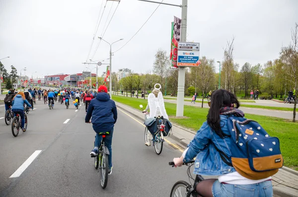 Belarus, Minsk - 30 Nisan 2016: Minsk merkezi sokaklarında yıllık bisiklet karnaval barındırılan 