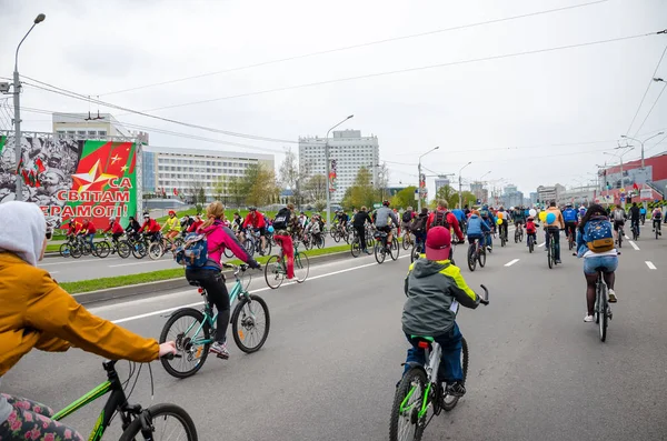 Belarus, Minsk - 30 Nisan 2016: Minsk merkezi sokaklarında yıllık bisiklet karnaval barındırılan 