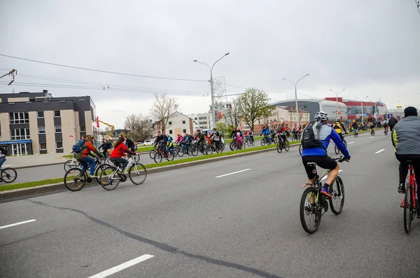 Belarus, Minsk - 30 Nisan 2016: Minsk merkezi sokaklarında yıllık bisiklet karnaval barındırılan 