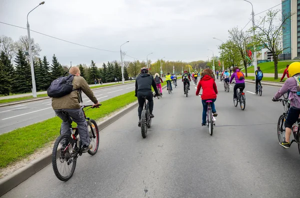 Belarus, Minsk - 30 Nisan 2016: Minsk merkezi sokaklarında yıllık bisiklet karnaval barındırılan 