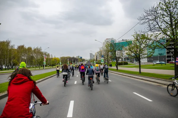 Belarus, Minsk - 30 Nisan 2016: Minsk merkezi sokaklarında yıllık bisiklet karnaval barındırılan 