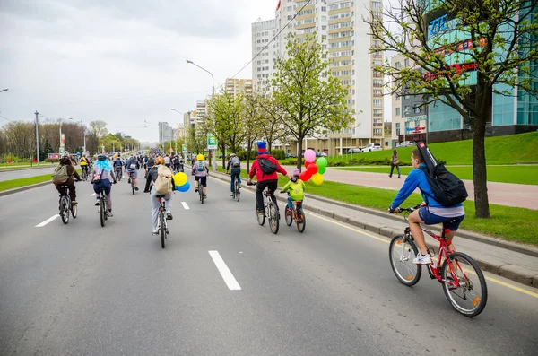 Belarus, Minsk - 30 Nisan 2016: Minsk merkezi sokaklarında yıllık bisiklet karnaval barındırılan 