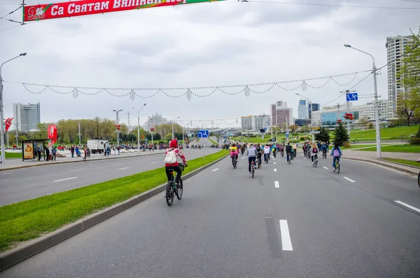 Belarus, Minsk - 30 Nisan 2016: Minsk merkezi sokaklarında yıllık bisiklet karnaval barındırılan 