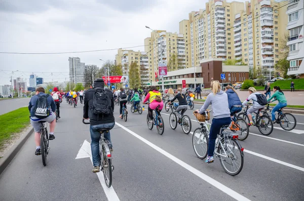 Belarus, Minsk - 30 Nisan 2016: Minsk merkezi sokaklarında yıllık bisiklet karnaval barındırılan 